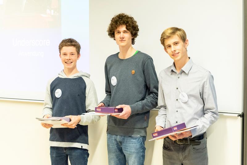 Sieger in der Altersgruppe der 16- bis 19-Jährigen: Theo Döllmann und Marius de Kuthy Meurers vom Projekt „Underscore“ sowie Adrian Dobbelstein vom Projekt „CellTorch“.