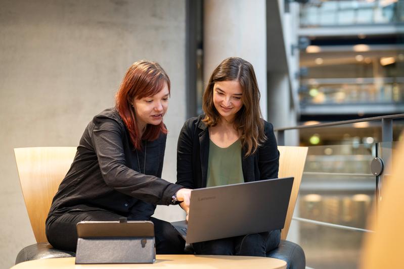 Mit dem Laptop können die Onlinemodule des Masterstudienganges eHealth and Communication überall absolviert werden. Das neue berufsbegleitende Weiterbildungsangebot der Uni Jena startet im April 2020