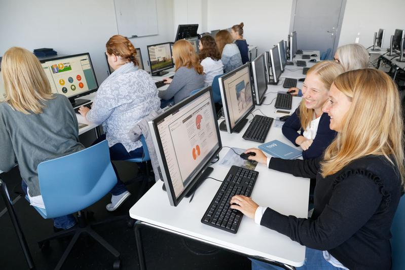 Studierende werden dank eines eigens entwickelten, digitalen Lehr- und Lernkonzepts an das E-Learning herangeführt.