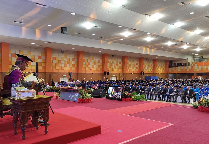 Der Sultan von Pahang Al-Sultan Abdullah Ri'ayatuddin Al-Mustafa Billah Shah (li.) bei der Abschlussfeier der UMP