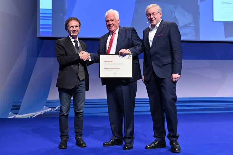 Prof. Dr. Günter Dhom aus Ludwigshafen (Mitte) ist  neues Ehrenmitglied der DGI. Rechts: der Laudator Prof. Dr. Dr. Hendrik Terheyden (Kassel), DGI-Präsident Prof. Dr. Dr. Knut A. Grötz (Wiesbaden)