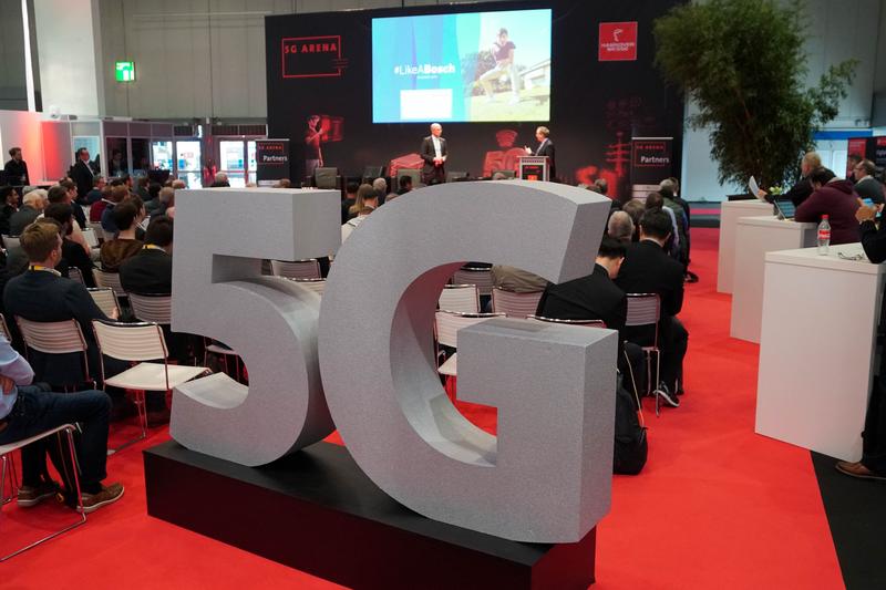 5G-ACIA und DFKI organisierten auf der Hannover Messe 2019 die 5G Arena. Mit einem realen 5G-Netz wurden konkrete Showcases im Echtbetrieb präsentiert.