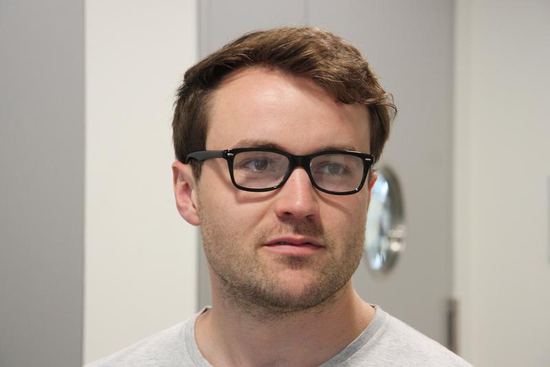 ETH-Doktorand Julian Koch trägt eine Brille, in deren Gläser ein Kurzfilm gespeichert ist. 