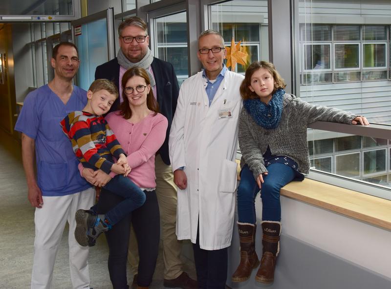 Prof. Brenner, Arthur mit seiner Mutter, Thomas Reiche, Prof. Berner und Annika auf dem Flur der Kinder-ITS. Arthur und Annika wurden beide hier intensivmedizinisch behandelt.
