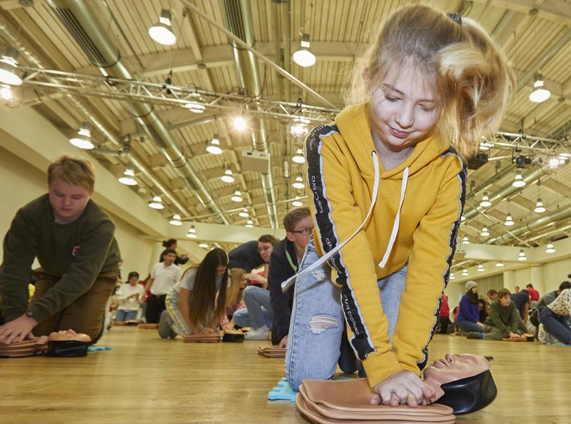 240 Hamburger Schüler setzen ein Zeichen und üben gemeinsam die Laienreanimation.