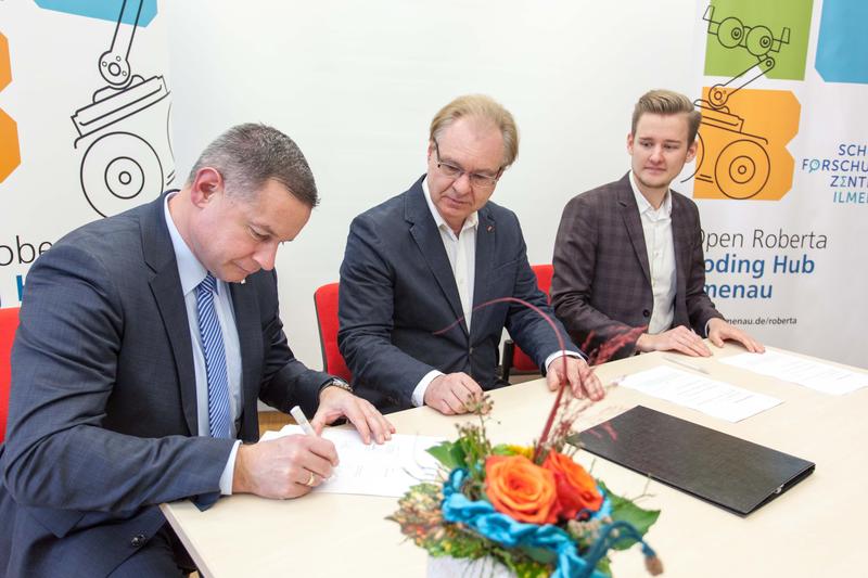 Prof. Bös, Prof. Sommer und Philipp Maurer unterzeichnen den Kooperationsvertrag zum gemeinsamen Open Roberta Coding Hub in Mitteldeutschland.