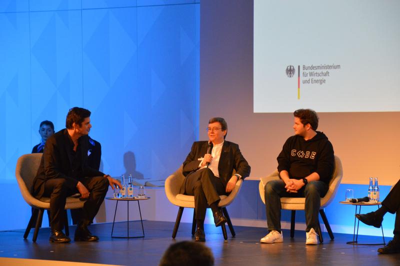 von links: Moderator Max Spallek, FAU-Vizepräsidentin Outreach Prof. Dr. Kathrin Möslein, Thomas Bachem, Kanzler der CODE University Berlin, Thomas Bareiß.