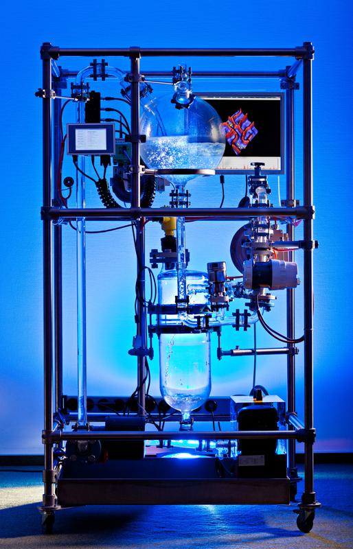 Produktionsprozesse in der chemischen Industrie sind komplex: Demo-Anlage zur Modellierung mittels Maschinellen Lernens im Labor des Fraunhofer IOSB. 