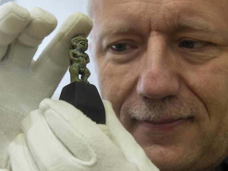 Der Ägyptologe Prof. Dr. Ludwig Morenz von der Universität Bonn und ein Patäke mit dem geheimen Namen des Sonnengottes. 