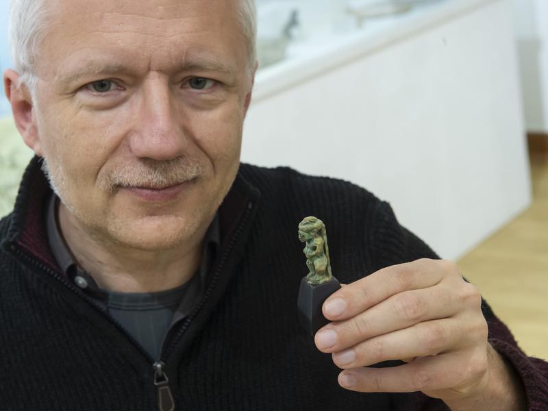 Der Ägyptologe Prof. Dr. Ludwig Morenz von der Universität Bonn und ein Patäke mit dem geheimen Namen des Sonnengottes. 