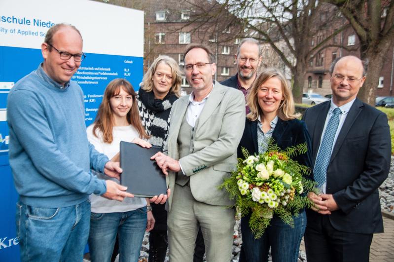 Von links: Prof. Dr. Dr. Alexander Prange, Nina Hauptmann, Bibiana Kemner, Markus Menkhaus, Prof. Dr. Berthold Stegemerten, MdB Kerstin Radomski, Hochschulpräsident Hans-Hennig von Grünberg. 