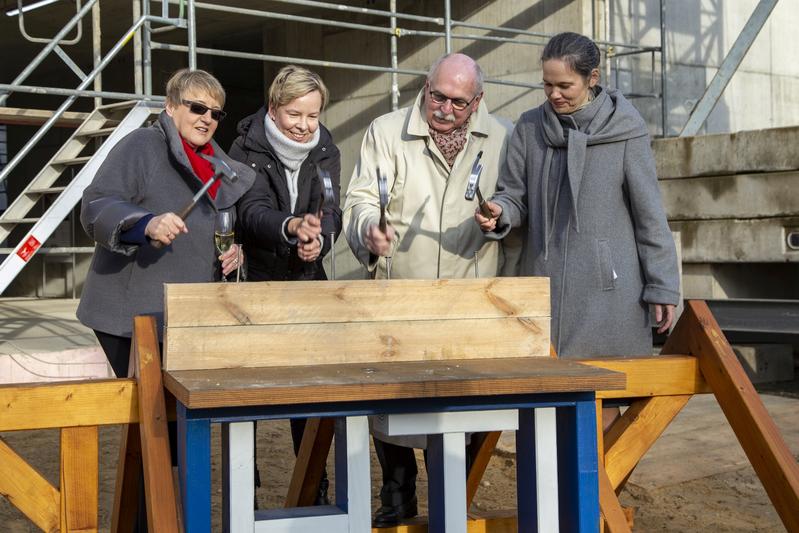 v.l.: Dr. B. Schröder-Smeibidl (DIfE), K. Döpke (Heinle, Wischer und Partner Architekten), Prof. M. Kleiner (Leibniz-Gemeinschaft) und Prof. V. von Messling (BMBF) beim Einschlagen des letzten Nagels.