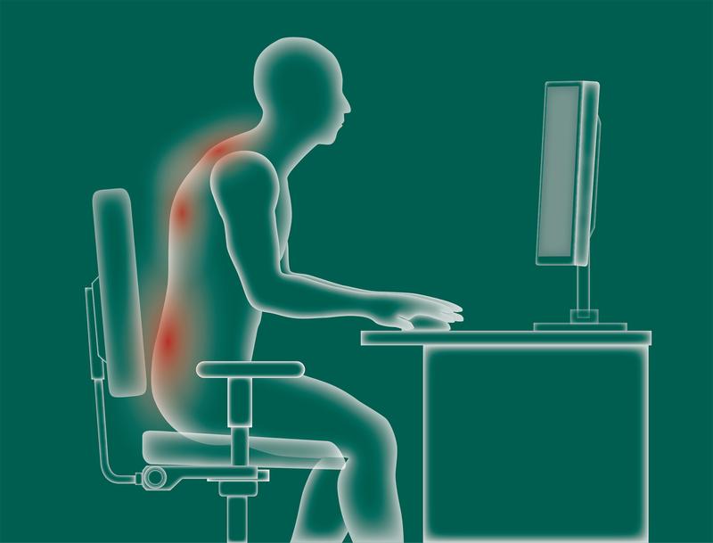 Zu langes Sitzen führt oft zu Rückenschmerzen oder Muskelverspannungen.