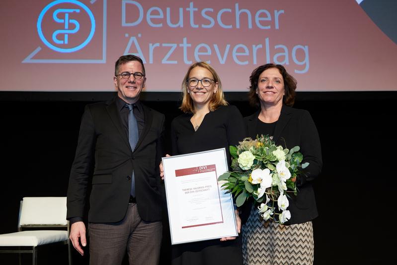Maria Brauchle (Mitte) nimmt den mit 1.500 Euro dotierten Valerius-Preis der Deutschen Interdisziplinären Vereinigung für Intensiv- und Notfallmedizin (DIVI) und des Deutschen Ärzteverlags entgegen. 