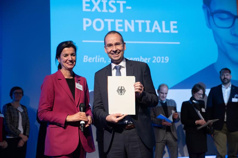 Priv.-Doz. Dr. Gerhard Heusipp vom ZFIT präsentiert stolz die Urkunde, übereicht von Dr. Sabine Hepperle vom BMWi.