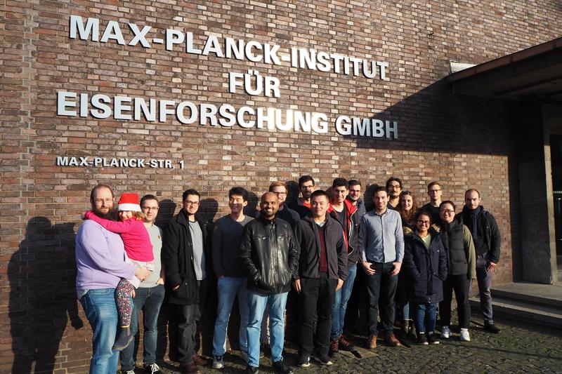 Dr. Baptiste Gault (Erster von links) zusammen mit seiner Gruppe „Atomsondentomographie“ des Max-Planck-Instituts für Eisenforschung. Gault wurde von der DFG mit dem Leibniz-Preis 2020 ausgezeichnet.