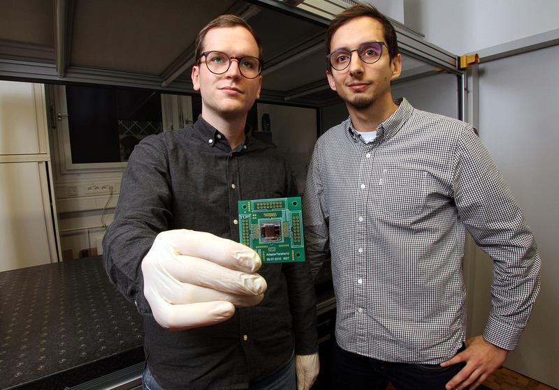 Die Forscher arbeiten daran, ihren Mikrospiegel-Modulator für die Materialuntersuchung zu optimieren.