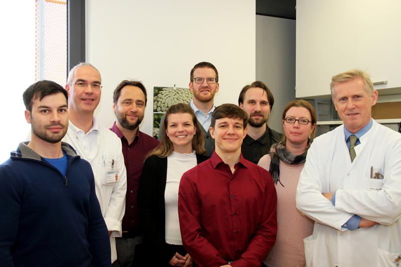 Die Forschungsgruppe (von links): Dott. Luca Scarsella, Prof. Dr. Rüdiger Eming, Dr. Christoph Hudemann, Carolin Baum, Dr. Christian Möbs, Dott. Dario Didona, Dr. Robert Pollmann, Imke Eiche