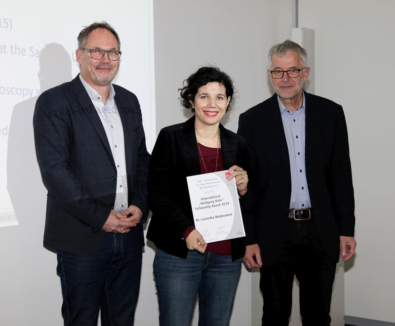 “Wolfgang Mehr” Fellowship Award winner 2019: Dr. Leonetta Baldassarre (middle) with Prof. Christian Wenger (l.) and Prof. Bernd Tillack (r.), Scientific Director o