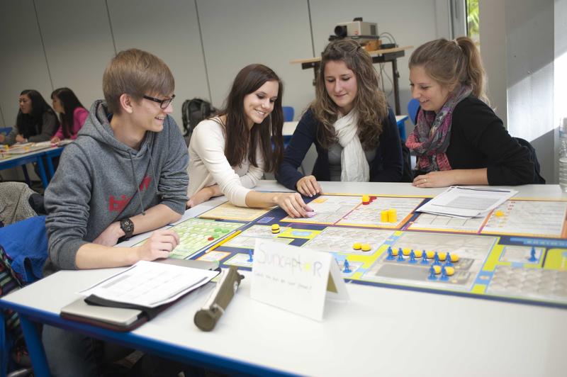 Studierende der Universität Ulm beim Unternehmens-Planspiel. Der neue Verbund StartupSÜD will junge Gründerinnen und Gründer fördern 