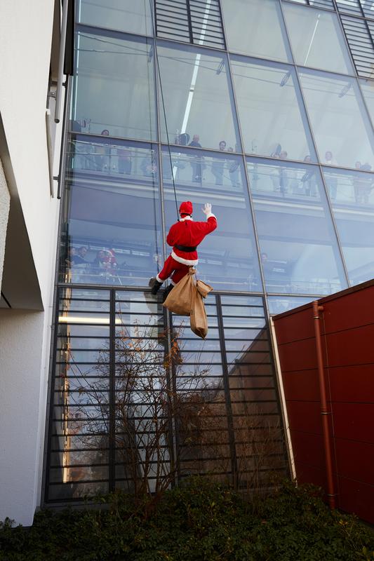 Mit zwei gut gefüllten Jutesäcken voller Geschenke kommt der Nikolaus vom Dach der Kinderklinik des Universitätsklinikums Ulm. 