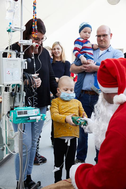 Eine schöne Überraschung im Klinik-Alltag: Für jede*n Patient*in der Uni Kinderklinik Ulm hat der Nikolaus ein Geschenk dabei. 