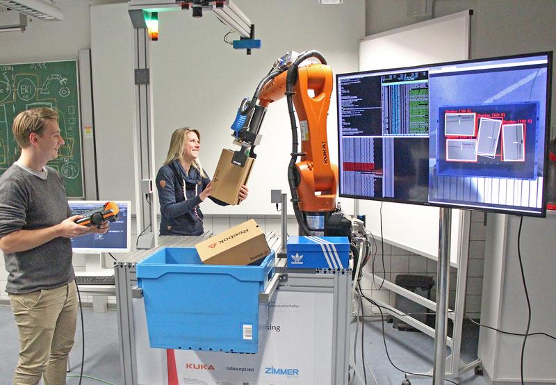 Moritz Weisenböhler und Luisa Hornung beim Einlesen von Trainingsdaten in die Automated-Item-Picking-Lösung im hochschuleigenen Labor Robogistics
