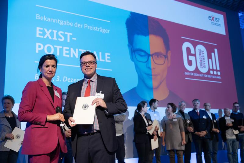 Maik Fischer (operative Leitung EXIST-Projekt an der Universität Vechta) und Frau Dr. Sabine Hepperle (Abteilungsleiterin der Abteilung VII "Mittelstandspolitik" im BMWi) bei der Urkundenübergabe.