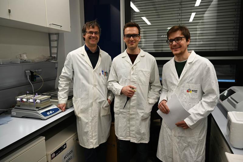 Wolfgang Kroutil, Dissertant Stefan Simic und Christoph Winkler (v.l.) suchen neuen Arten von Herstellungsverfahren, um chemische Produktionsprozesse umweltfreundlich zu gestalten. 