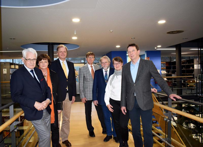 Vorsitzender Dr. Hans-Joachim Bauer, stellvertretende Vorsitzende Marina Heller, Eberhard Reiche, Prof. Dr. Heinz-Peter Höller, Rektor Prof. Dr. Elmar Heinemann, Daniela Gröger und Ralf Coenen (v.l.)