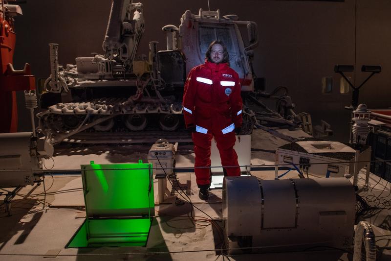 Dr. Ronny Engelmann vom TROPOS betreut die Lidarmessungen im OCEANET-Container auf dem Vordeck der Polarstern während des ersten Abschnitts der MOSAiC-Expedition.