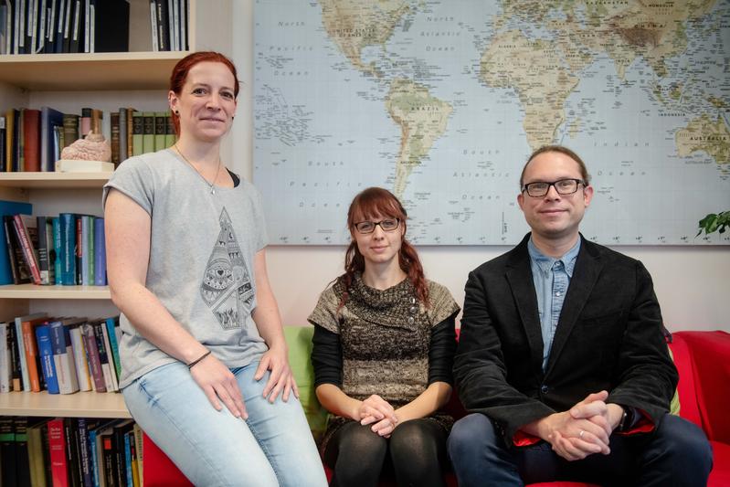 Das Bochumer Forschungsteam: Lara Schlaffke, Sarah Friedrich und Sebastian Ocklenburg (von links)