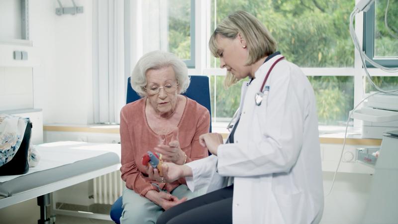 Studienärztin Dr. Manuela Licka im Beratungsgespräch mit Herzpatientin Christa Reker.