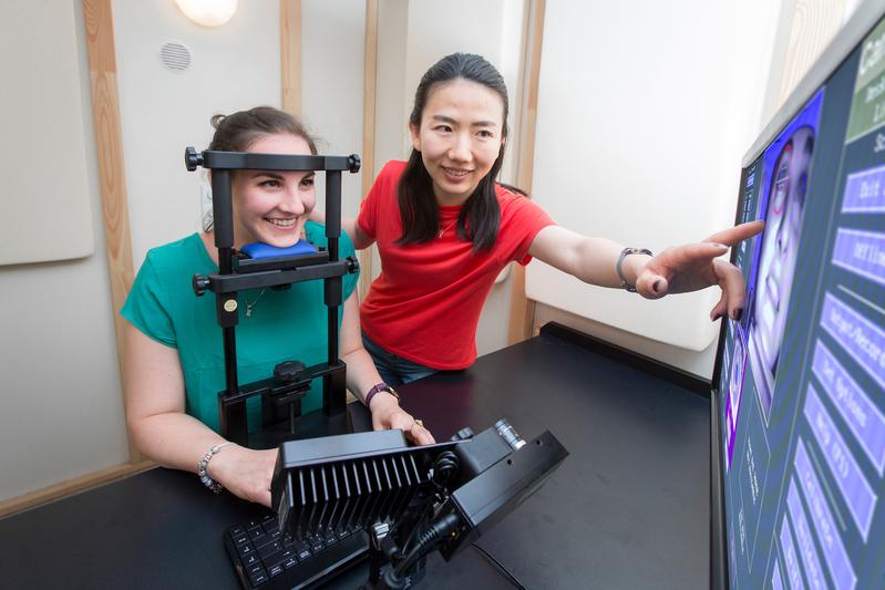 Die Erstautorin der Studie, Dr. Lihui Wang, instruiert eine Probandin bei einer Blickbewegungsmessung. 