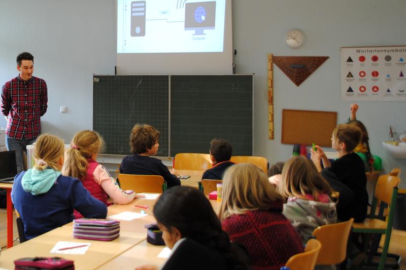 Niclas Küppers vom Studiengang Medien- und Kommunikationsinformatik mit Schülerinnen und Schülern der Friedensreich-Hundertwasserschule