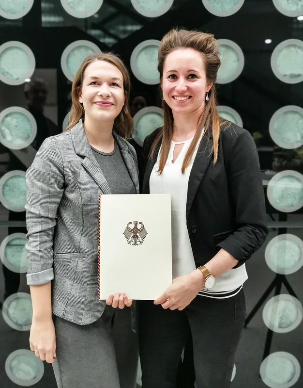 Die Gründungsberaterinnen Alexandra Huber (links) und Carolin Lorenz nahmen die Förderurkunde am 3. Dezember in Berlin entgegen