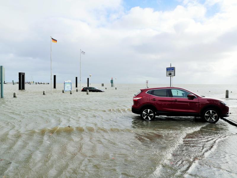 Sturmflut an der Nordseeküste von Wilhelmshaven, als Sturmtief Xavier Anfang Ooktober 2017 über Deutschland hinwegzog