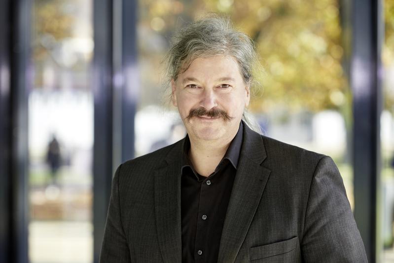 Dr. Marc-Thorsten Hütt is Professor of Computational Systems Biology at Jacobs University. 