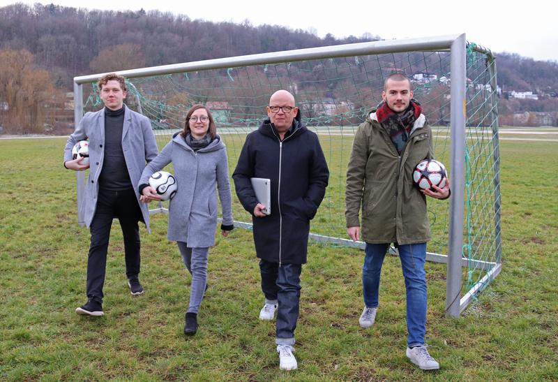 (v.r.) Moritz Brinkmann, Prof. Dr. Robert Schmidt sowie Franziska Hodek und Max Weigelin