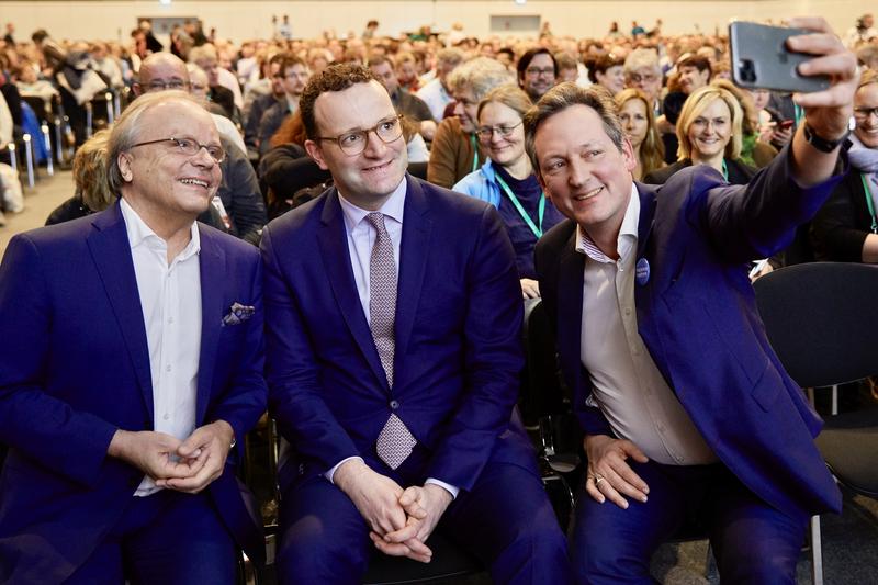 Ein gemeinsames Selfie zum Start des DIVI-Kongresses (v.l.): Kongresspräsident Professor Bernd W. Böttiger, Bundesgesundheitsminister Jens Spahn und Kabarettist Dr. Eckart von Hirschhausen.