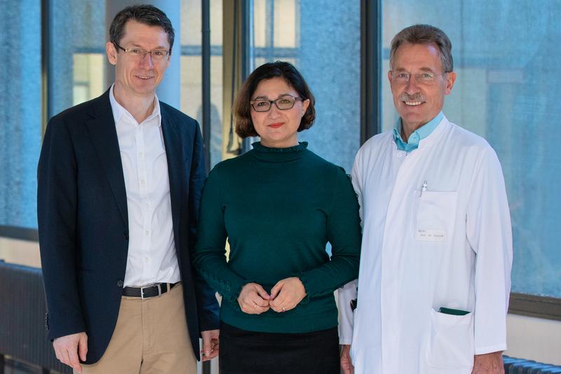 Professor Dr. Thomas Illig, Dr. Faranaz Atschekzei und Professor Dr. Reinhold Ernst Schmidt (von links) wollen die Ursachen für fehlgesteuerte Immunantworten aufklären. 