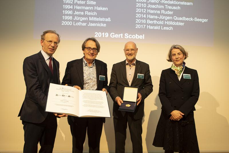 Übergabe der Lorenz-Oken-Medaille 2019 an Fernsehmoderator Gert Scobel (v.l.n.r. GDNÄ-Präsident Martin Lohse, Preisträger Gert Scobel, Generalsekretär Michael Dröscher, Laudatorin Prof. Julika Griem 