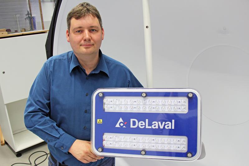 Daniel Werner zeigt die innovative Leuchte, die er mit dem Unternehmen DeLaval entwickelt hat.