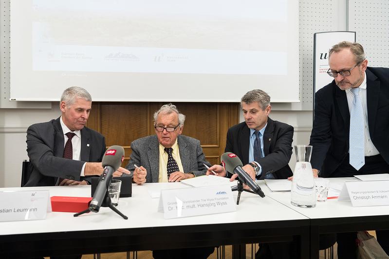 Von links nach rechts: Christian Leumann, Hansjörg Wyss, Christoph Ammann und André Nietlisbach bei der Vetragsunterzeichnung