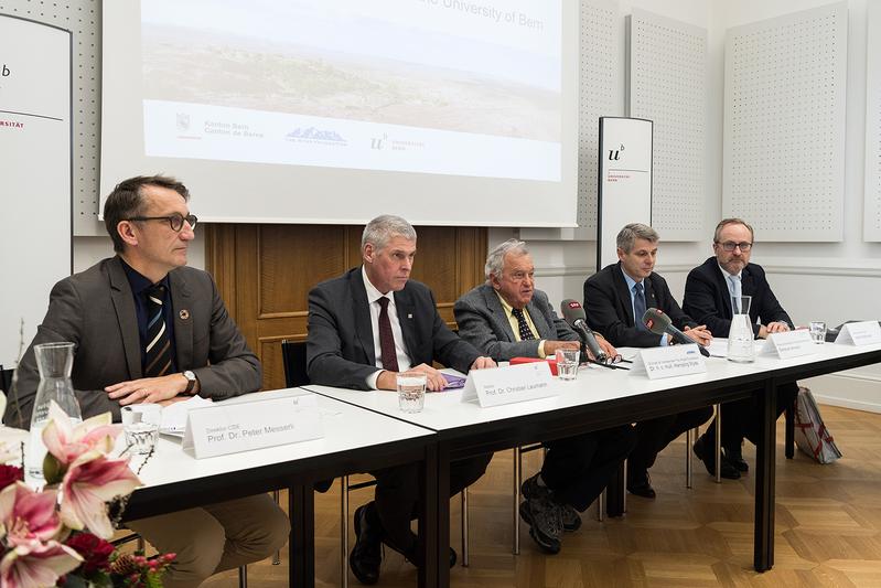 From left to right: Christian Leumann, Hansjörg Wyss, Christoph Ammann and André Nietlisbach at the signature of the contract.