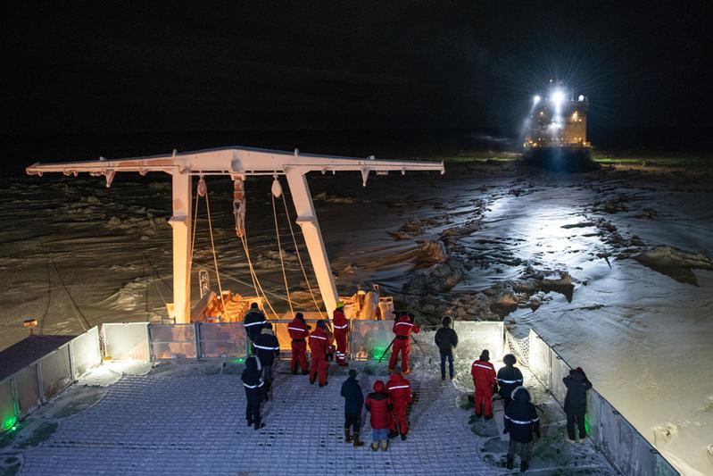 Der russische Eisbrecher Kapitan Dranitsyn erreicht das Forschungsschiff Polarstern.