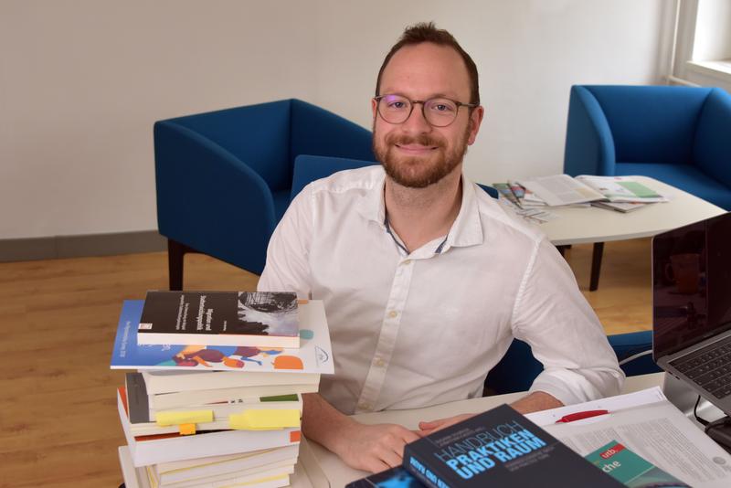Simon Runkel ist neuer Professor für Sozialgeographie an der Universität Jena; er forscht zur Räumlichkeit sozialer Kollektive und Gemeinschaften.