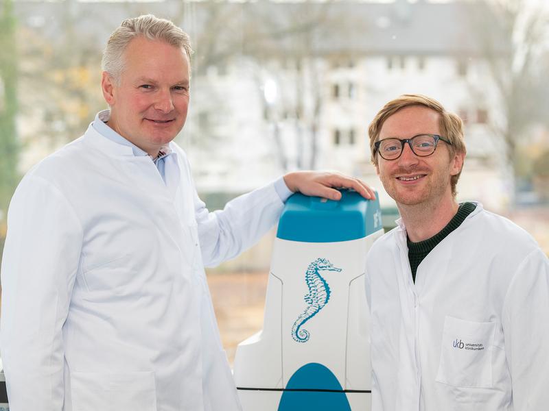 Untersuchten das Feintuning der Makrophagen: Prof. Dr. Eicke Latz (links) und Mario Lauterbach (rechts) vom Institut für Angeborene Immunität der Universität Bonn. 