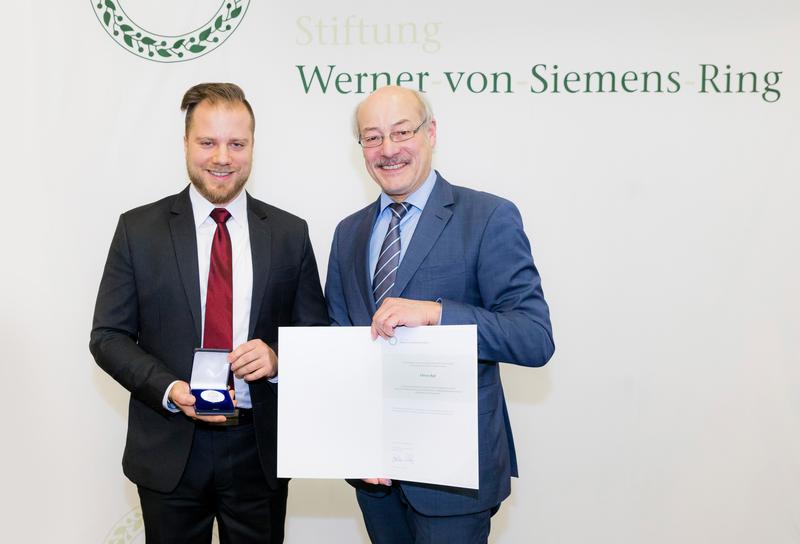  Der Würzburger Doktorand Oliver Ruf erhielt seine Auszeichnung von Joachim Ullrich, dem Vorsitzenden des Stiftungsrates der Stiftung Werner von Siemens Ring. 