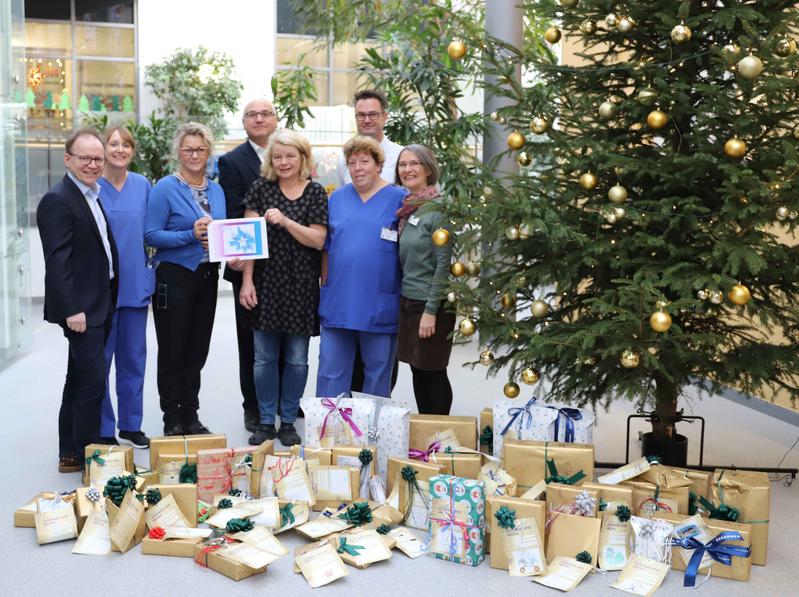 Das Team um PD Dr. Carsten Posovszky (links), Leitender Oberarzt und Stationsleitung Julitta Hohl (zweite v.l.) nimmt jedes Jahr die Geschenke vom Charity Baum entgegen